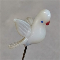 Gamle glas nipsenål. Glasfiguren forestiller en due med spredte vinger og blå øjne.